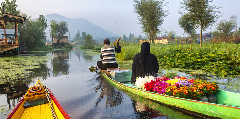 shikara-ride-in-dal-lake-2